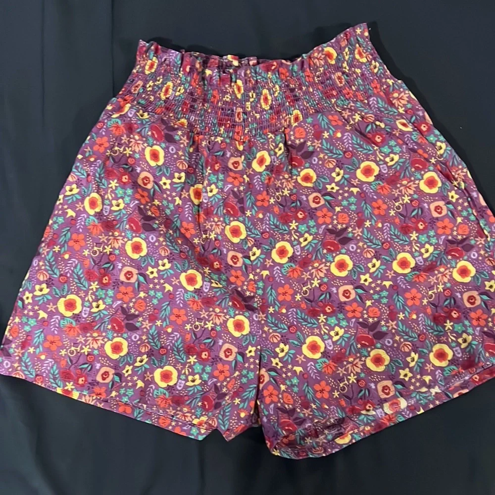 Disneys princess crop top and matching shorts - Picture 3 of 8